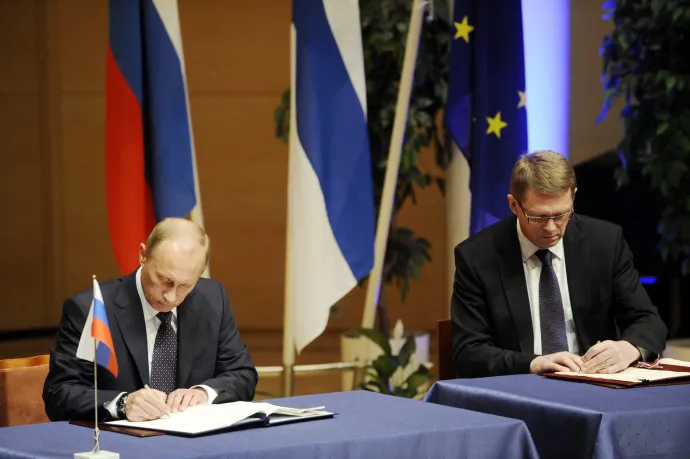 Vlagyimir Putyin akkori orosz miniszterelnök és Matti Vanhanen korábbi finn miniszterelnök aláírja a Saimaa-csatorna bérleti szerződésének meghosszabbítását 2010. május 27-én – Fotó: Markku Ulander / Lehtikuva / AFP