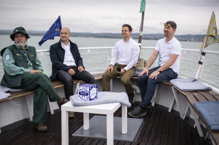 Vers József, a Balaton-felvidéki Nemzeti Park tájegységvezetője, dr. Honti Márk, az MTA–BME Vízgazdálkodási Kutatócsoport kutatója, dr. Zlinszky András ökológus a szabadonbalatontól, és dr. Takács Péter a Balatoni Limnológiai Kutatóintézet tudományos főmunkatársa – Fotó: Bődey János / Telex