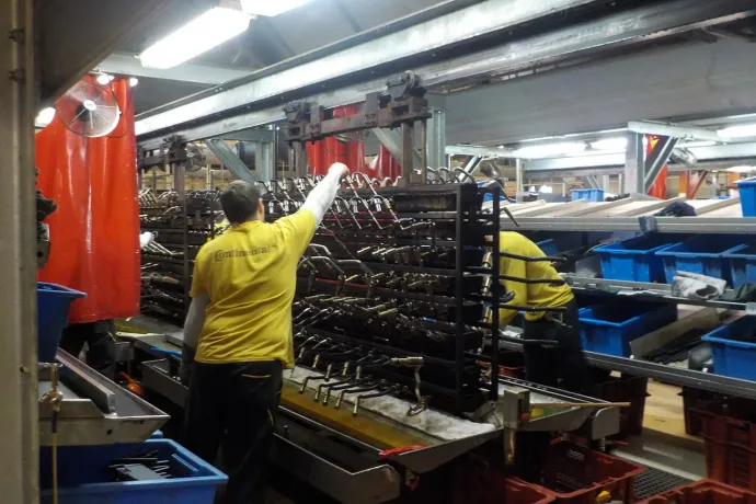 A gyárban három műszakot tartanak, amikor van elég megrendelés – Fotó: Móra Ferenc Sándor / Telex
