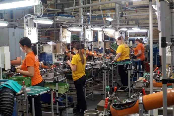 A makói gyárban sok nő dolgozik – Fotó: Móra Ferenc Sándor / Telex