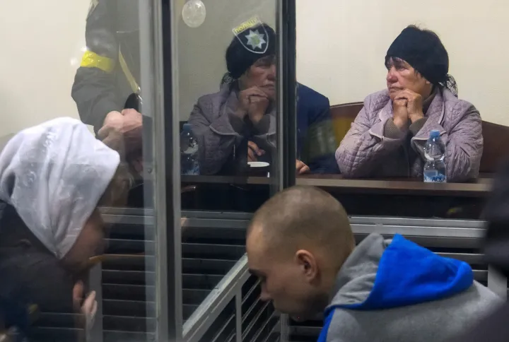 Vadim Szisimarin és annak az ukrán férfinak az özvegye, akinek a megölésével vádolják a kijevi bíróságon 2022. május 18-án – Fotó: REUTERS/Vladyslav Musiienko