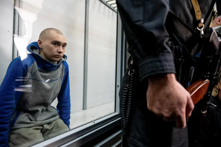 Vadim Szisimarin a vádlottak padján, Kijevben 2022. május 18-án – Fotó: REUTERS/Vladyslav Musiienko