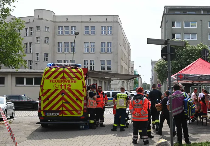 Mentőszolgálatok erői állnak az iskola előtt Bremerhavenben – Fotó: Sina Schuldt / DPA / AFP