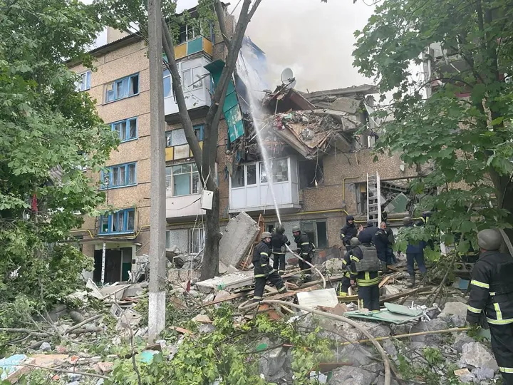 Mentési munkálatok egy orosz találatot kapott ötemeletes lakóépületnél a Donyecki területen lévő Bahmutban, 2022. május 17-én – Fotó: State Emergency Service Of Ukrain