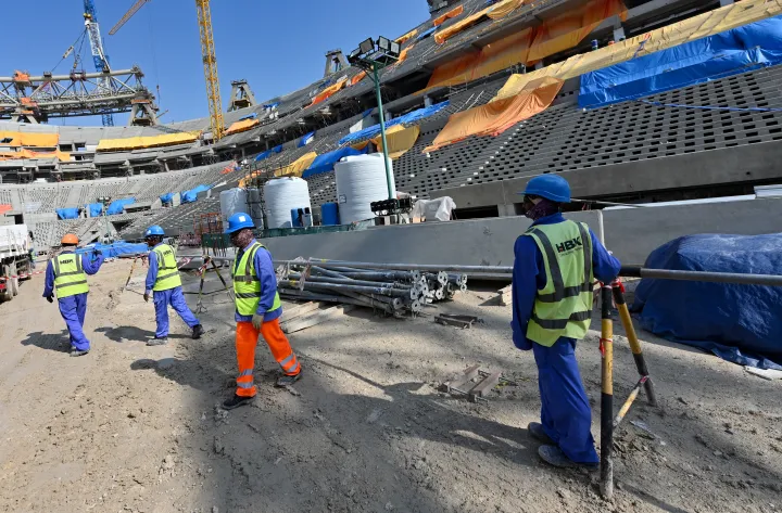 Építőmunkások a katari Lusail-stadionban 2019. december 20-án. Ebben a stadionban fogják rendezni a 2022-es világbajnokság döntőjét – Fotó: Giuseppe Cacace / AFP