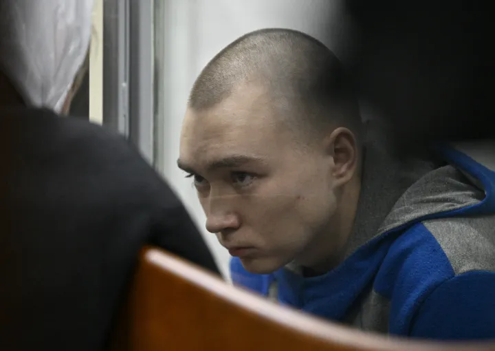 Vagyim Sisimarin a vádlottak padján, Kijevben 2022. május 18-án – Fotó: Genya Savilov / AFP