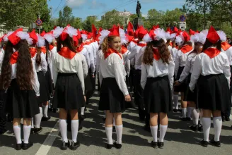 A Krím félszigeten úttörők ünnepelnek, miközben Kijevben csatában elesett egyetemi tanárt gyászolnak – a háború 85. napja képekben