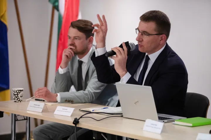 Jójárt Krisztián és Rácz András, az NKE Stratégiai Védelmi Kutatóintézetének munkatársai – Fotó: Hevesi-Szabó Lujza / Telex
