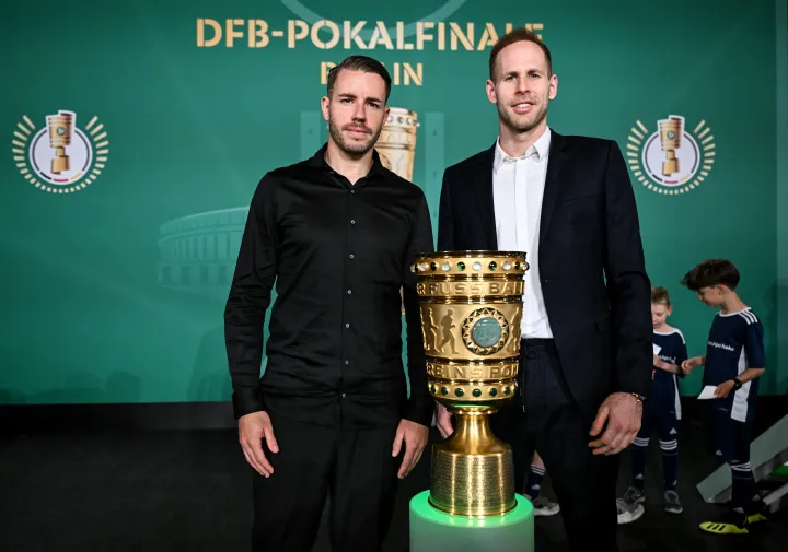 Christian Günter, a Freiburg játékosa és Gulácsi Péter, a Lipcse kapusa a bajnoki kupával 2022. május 9-én, a döntőről tartott sajtótájékoztatón – Fotó: Britta Pedersen / AFP