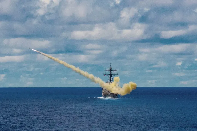 Az amerikai haditengerészet USS Curtis Wilbur nevű rombolója egy Harpoon rakétát indít a Pacific Vanguard hadgyakorlat során a Fülöp-szigetek közelében 2019. május 26-án – Fotó: Toni Burton / USS Navy / Reuters