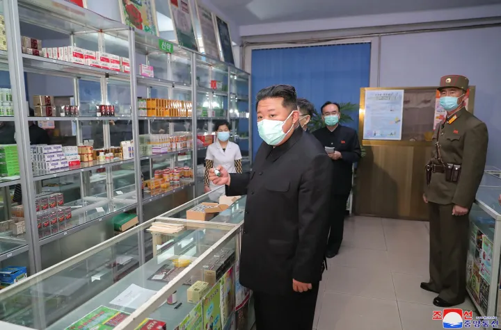 Kim Dzsonun egy feltöltött gyógyszertárat tekint meg 2022. május 16-án – Fotó: KCNA / KNS / AFP
