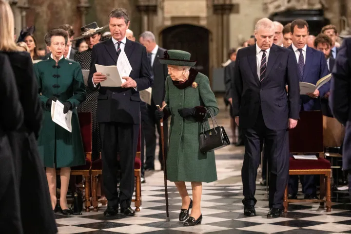 A királynő bottal érkezik a Westminster-apátságba a férjének szentelt megemlékezésre, 2022. március 29-én – Fotó: Richard Pohle / AFP