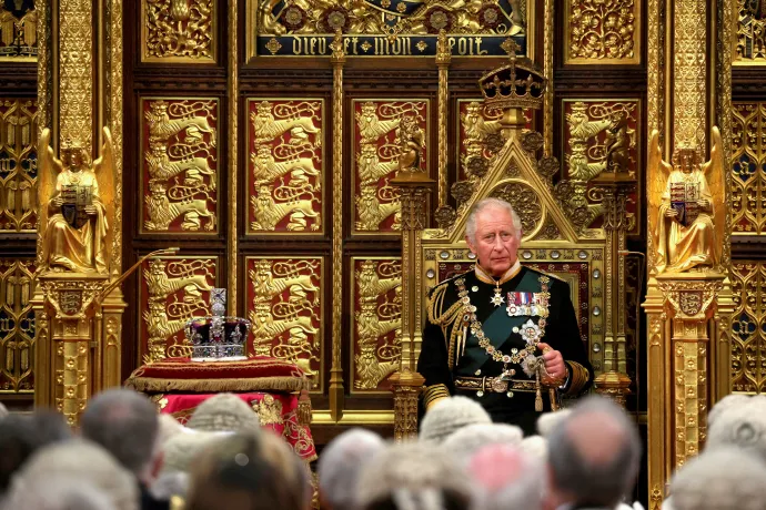 Károly herceg és a királynő koronája a brit parlament 2022–2023-as ülésszakának megnyitóján, 2022. május 10-én – Fotó: Dan Kitwood / Getty Images / Reuters