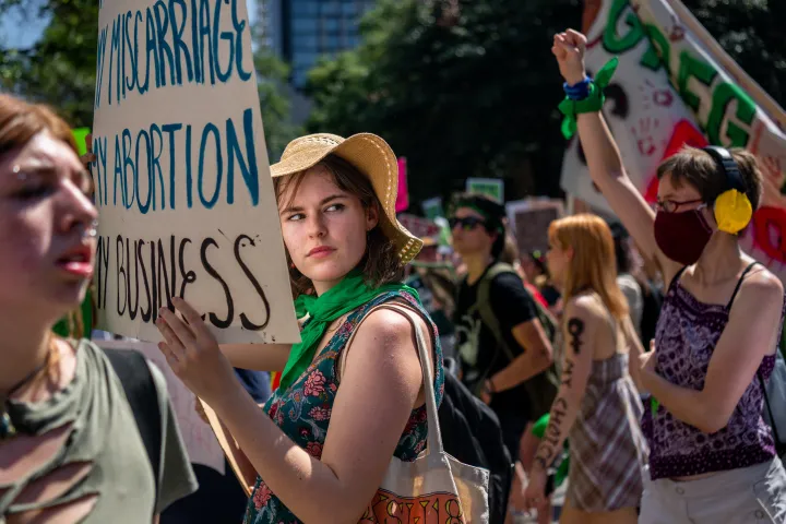 Az abortuszhoz való biztonságos és legális hozzáférhetőségéért tüntetők a Texas állambeli Austinban 2022. május 14-én – Fotó: Brandon Bell / Getty Images