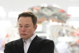 Szexuális zaklatással vádolja Elon Muskot a SpaceX egyik légiutas-kísérője