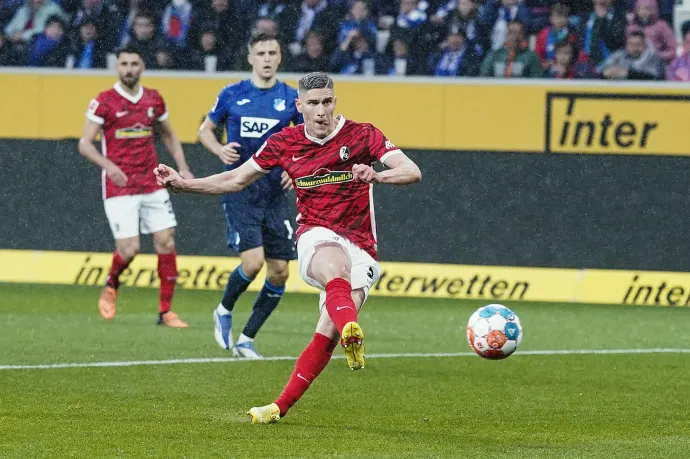 Sallai Roland gólt rúg az április 30-i Hoffenheim–Freiburg mérkőzésen – Fotó: Uwe Anspach / DPA / AFP