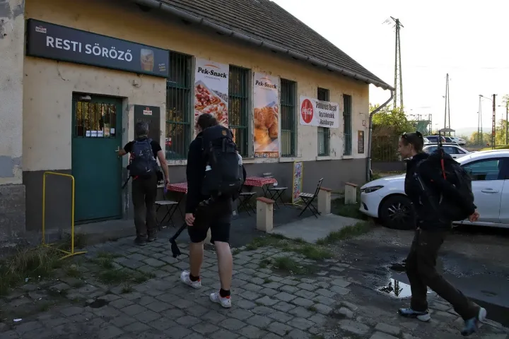 Fent: Kajla kisvonat, lent: a resti – Fotó: Martiskó "Amerika" Gábor