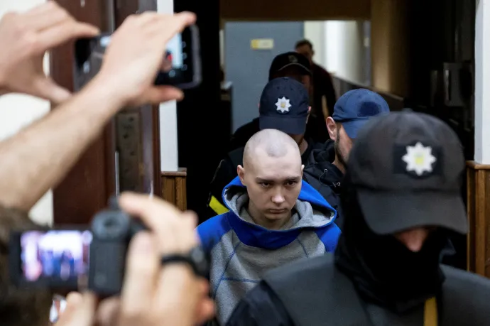 Vadim Sziszimarint kísérik a tárgyalóterembe május 13-án – Fotó: Viacheslav Ratynskyi / Reuters