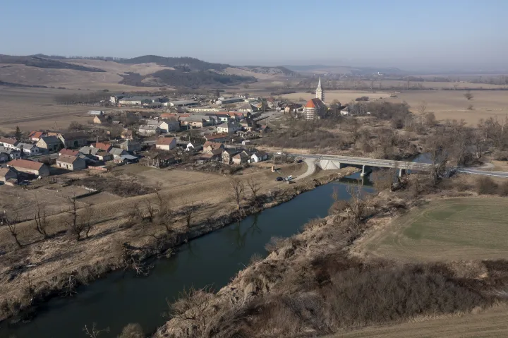 A Sajó folyó Sajópüspökinél, a magyar-szlovák határ közelében 2022. március 14-én. A mérések nem igazolták, hogy a Sajó vize szennyezett lenne, de a vizsgálatok továbbra is tartanak az Országos Vízügyi Főigazgatóság szerint – Fotó: Komka Péter / MTI