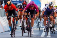 Giro: Valter csapattársa harmadik etapját nyerte, Peák Barnabás nagyot sprintelve 13.