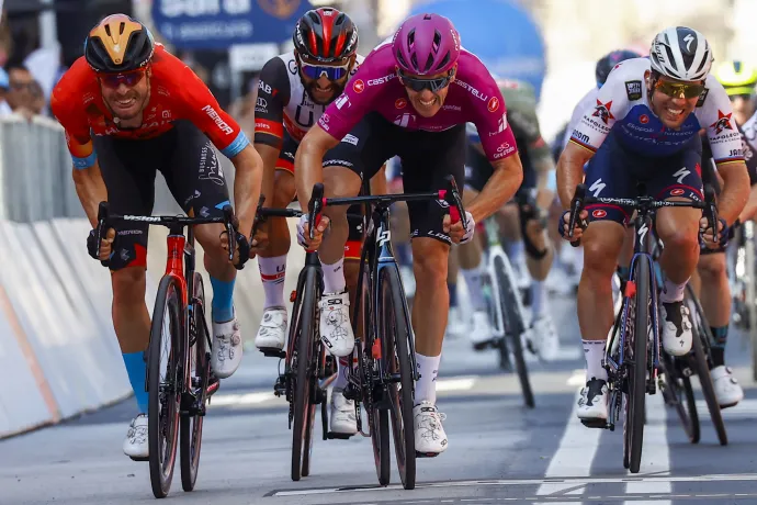 A Giro 13. szakaszát Arnaud Démare (középen) nyert Phil Bauhaus (balra) és Mark Cavendish (jobbra) előtt – Fotó: Luca Bettini / AFP