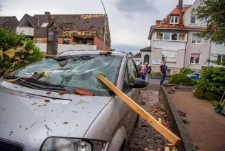 Negyvenen is megsérülhettek az erős német viharokban
