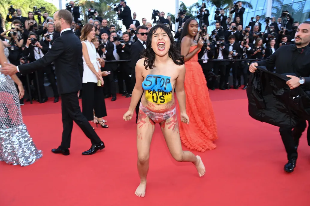 Félmeztelen tüntető zavarta meg Cannes-ban az egyik premiert