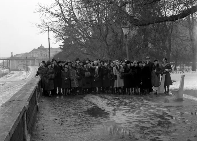 A Stefánia park egy 1943-as csoportképen – Fotó: Lissák Tivadar / Fortepan