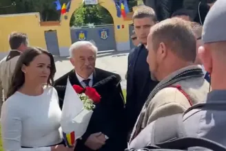 Novák Katalin román trikolóros kokárdát és csokrot kapott a Bethlen-szobor leleplezésekor egy PSD-s szenátortól