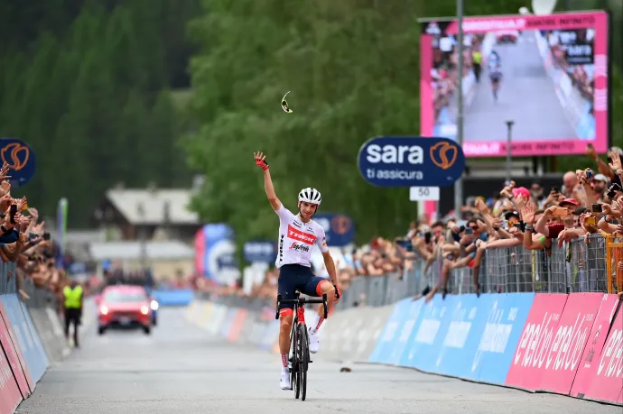 Giro: Fetter Erik szökött az első alpesi etapon, a szakaszgyőztes örömében elhajította a szemüvegét