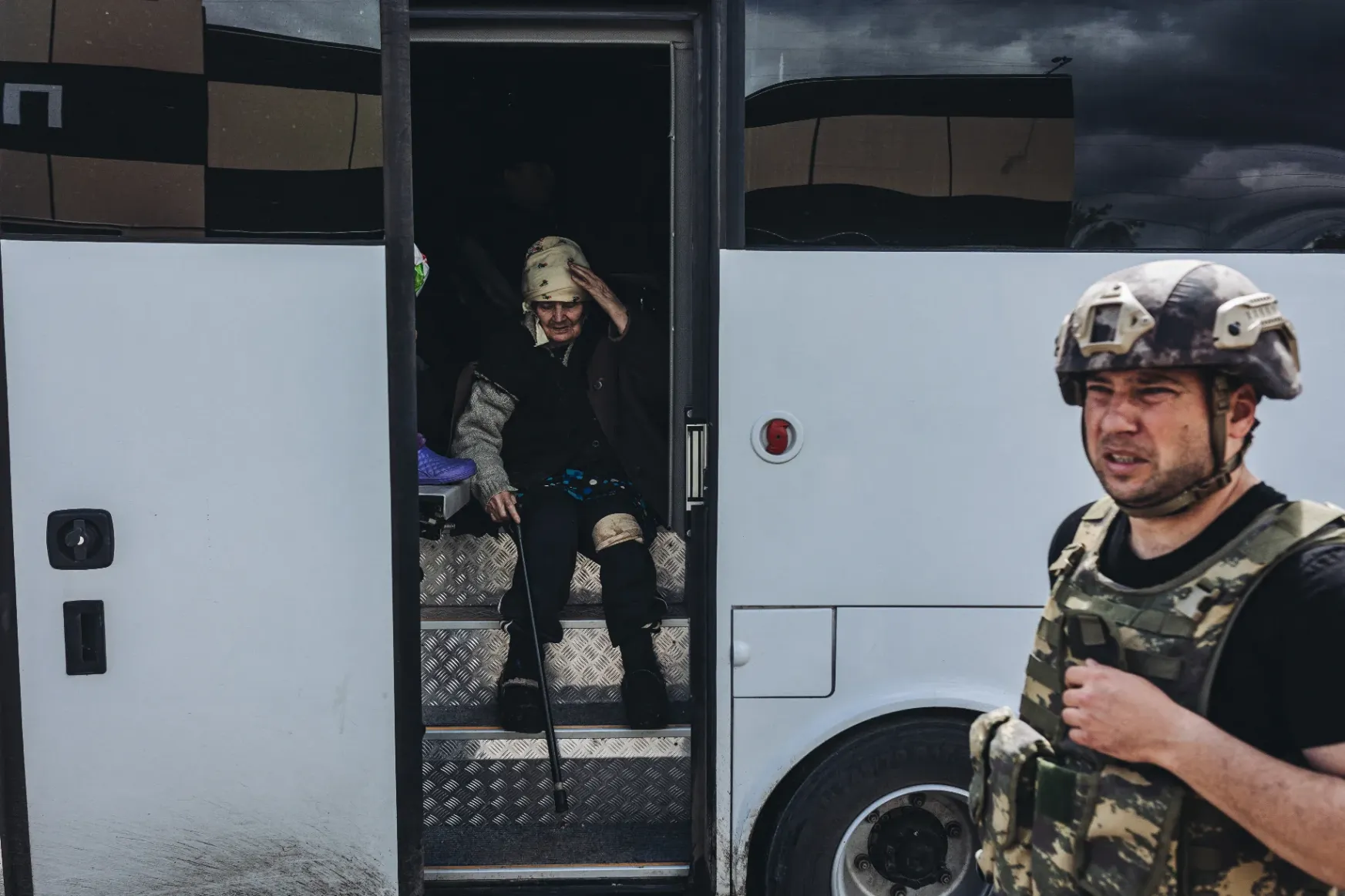 Kiszabadították a Kígyó-szigetet védelmező határőrt, 48 orosz katona kerül bíróság elé, Navalnij cikket írt Putyinról