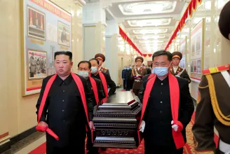 Hiába van koronavírus, Kim Dzsongun maszk nélkül temette el egykori mentorát