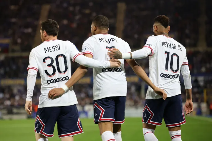 Lionel Messi, Kylian Mbappé és Neymar a Strasbourg–PSG bajnokin 2022. április 29-én – Fotó: Sarah Meyssonnier / Reuters