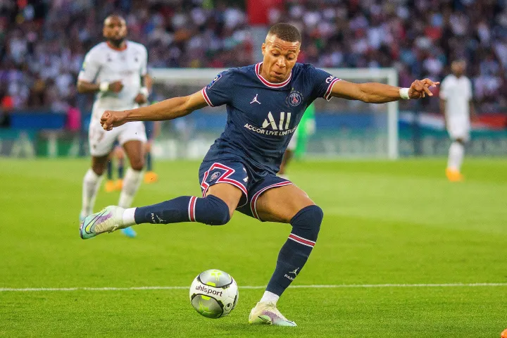 Kylian Mbappé a PSG–Metz bajnoki meccsen 2022. május 21-én. A mérkőzés előtt jelentette be a játékos, hogy marad a Paris Saint-Germain játékosa – Fotó: Tim Clayton / Corbis / Getty Images