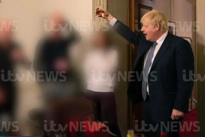 Újabb képek jelentek meg a saját Covid-szabályozásait megszegő Boris Johnsonról