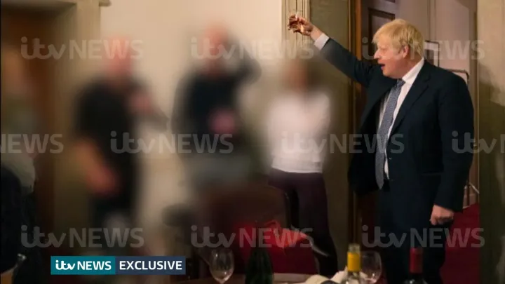 Boris Johnson poharat emel az egyik hétfőn kiszivárgott képen – Fotó: ITV News via Reuters