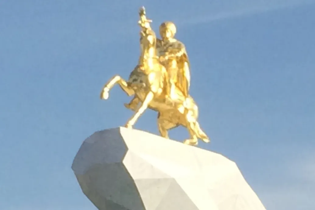 Hej, a lovam: saját szobrot kap Türkmenisztánban a volt elnök kedvenc lova