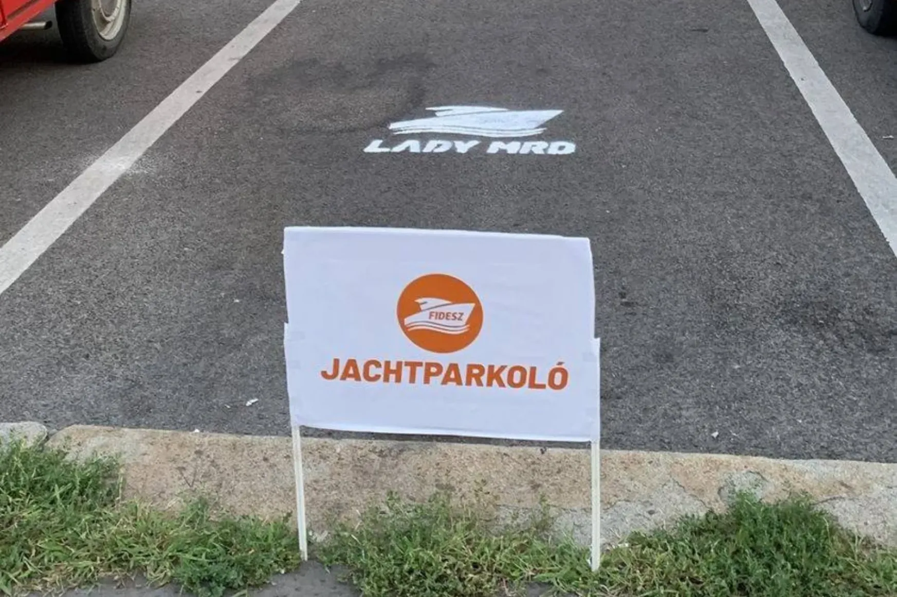 Ma tárgyalja az Alkotmánybíróság a külügy elé festett jachtparkoló ügyét