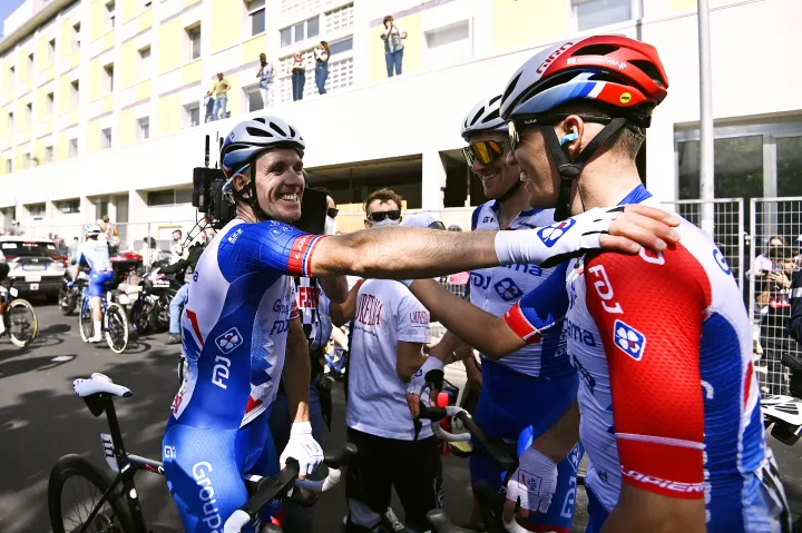 Arnaud Démare ünnepli cspattársaival, Valter Attilával és Tobias Ludvigssonnnal győzelmét május 11-én, a Giro ötödik szakaszán Messinában – Fotó: Fabio Ferrari / Getty Images