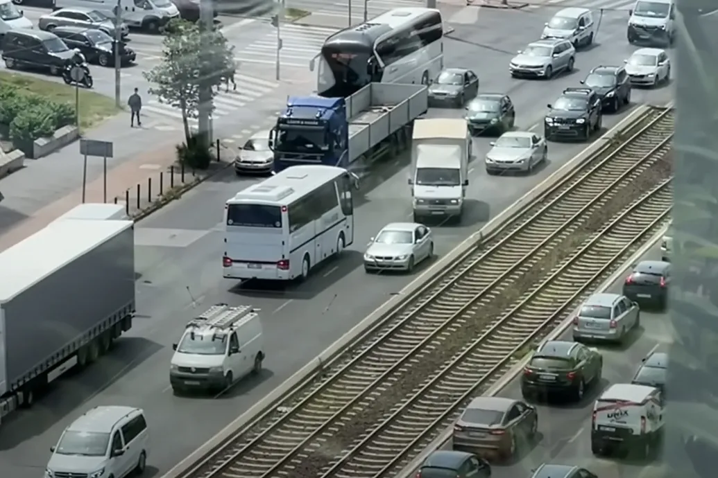A sofőr kicsit elkottázta – szembement a forgalommal egy busz a Könyves Kálmán körúton