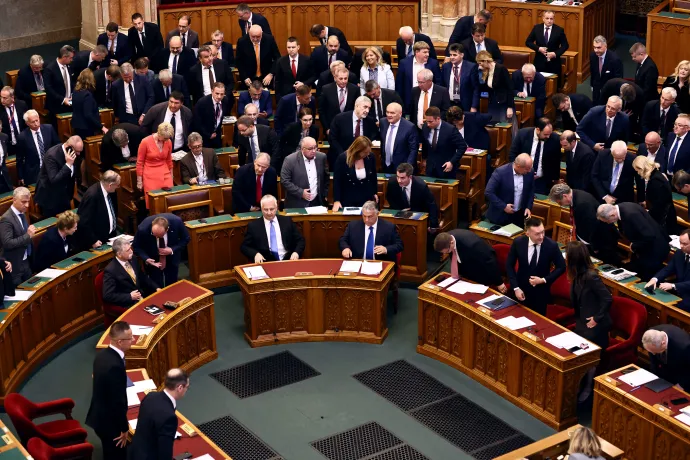 A parlament ülésére érkeznek a képviselők 2022. május 24-én – Fotó: Németh Sz. Péter / Telex