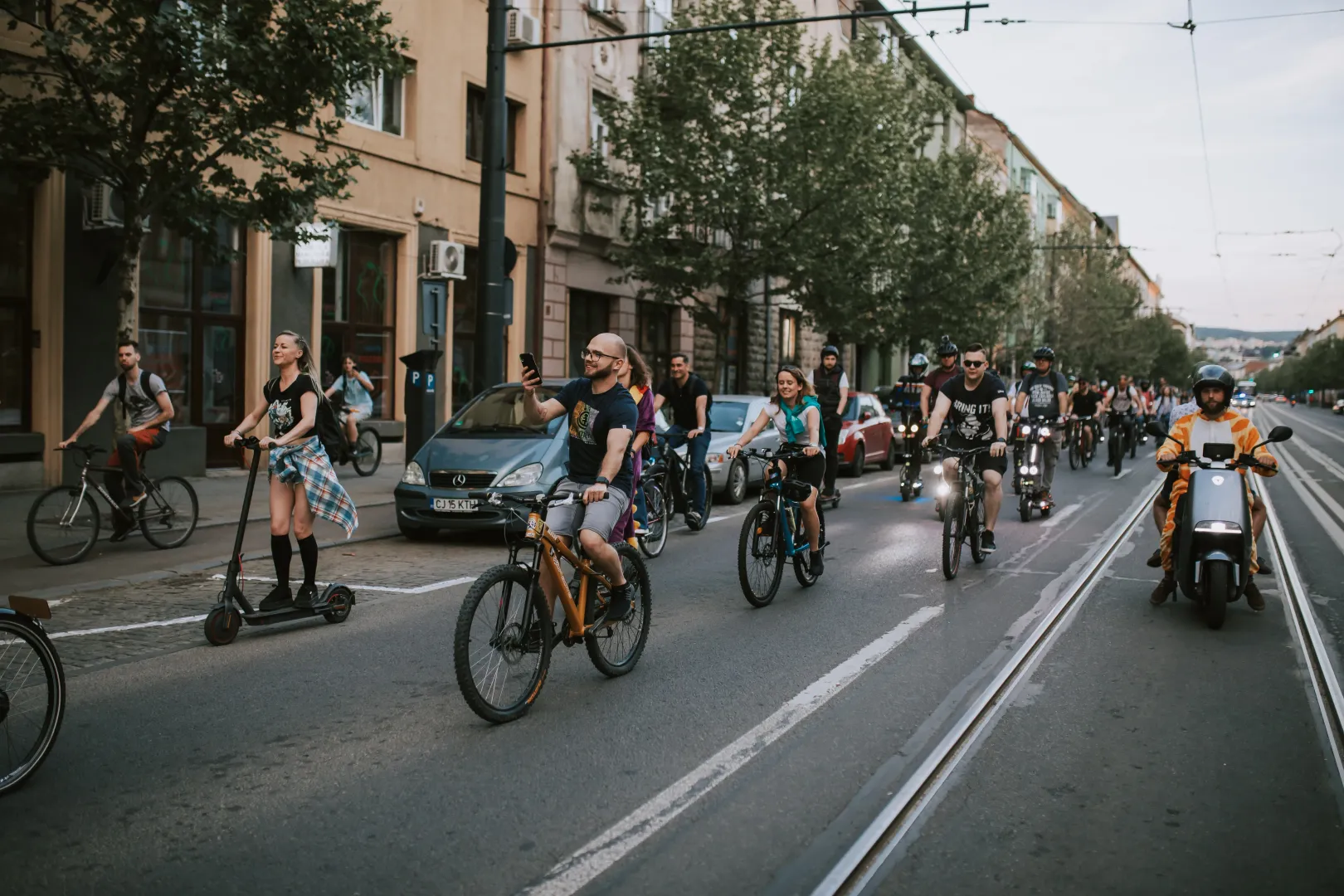 A mintegy két órán át tartó parádéhoz menet közben
is lehetett csatlakozni, a feltétel csak a
kerékpáros közlekedés szabályainak a betartása volt. Fotó: Moldvai Anikó