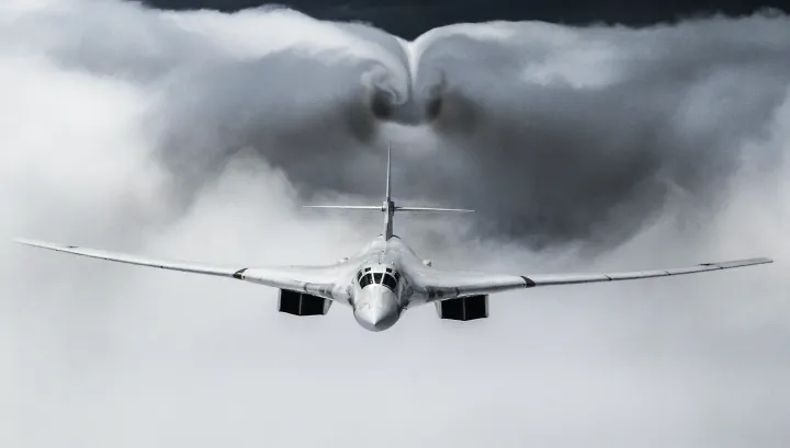 Egy Tu-160-as stratégiai bombázó hasítja ketté a Moszkva feletti felhőtakarót a 2020. május 9-i győzelem napi parádén – Fotó: Vlagyimir Asztapkovics / Host Photo Agency via Getty Images