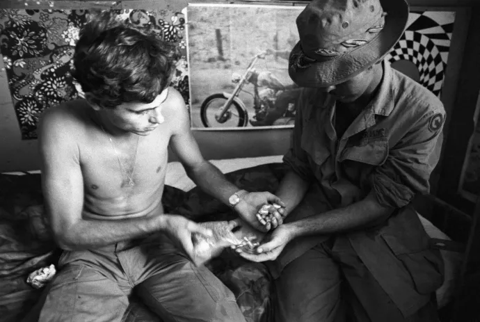 Heroinnal teli fiolákat cserélnek katonák Vietnámban 1971-ben – Fotó: Bettmann / Getty Images