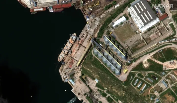 Műholdfelvételen látható egy ömlesztettáru-szállító hajó, amely gabonát rakodik a krími Szevasztopol kikötőjében 2022. május 19-én – Fotó: Maxar Technologies / Reuters