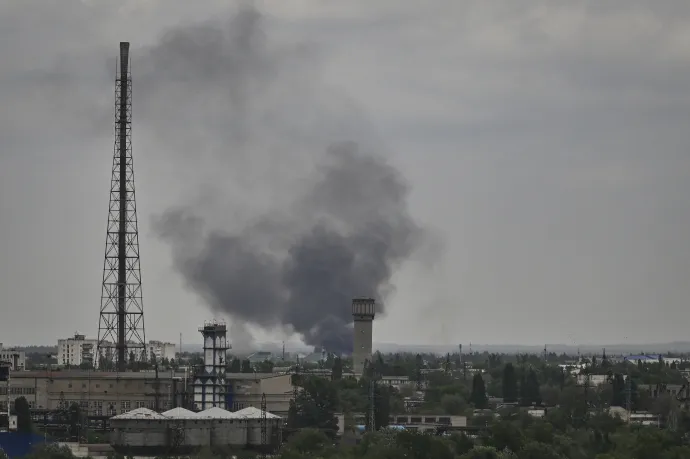 Az orosz tűz alatt álló Szeverodonyeck látképe – Fotó: Aris Messinis / AFP or licensors
