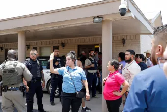 Lövöldöztek egy texasi általános iskolánál, legalább tizennyolc gyerek és egy tanár meghalt