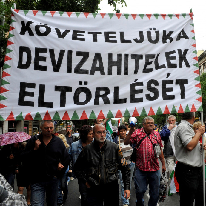 Visszafizettél 20 milliót a 10 milliós hiteledből és még mindig tartozol 10 millióval – így állna egy frankhitel ma