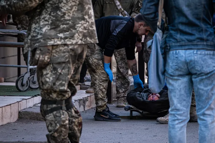 Sebesült ukrán katona a Donyeck megyei Bahmutban (régi nevén Artemivszk) – Fotó: Alex Chan Tsz Yuk / SOPA Images / LightRocket / Getty Images