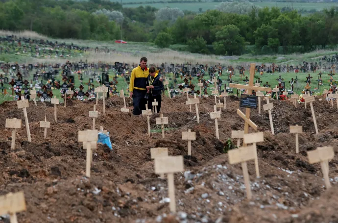 Újonnan kialakított sírok egy temetőben, az ukrajnai Mariupol külterületén lévő Sztarij Krim településen 2022. május 22-én – Fotó: Alexander Ermochenko / Reuters